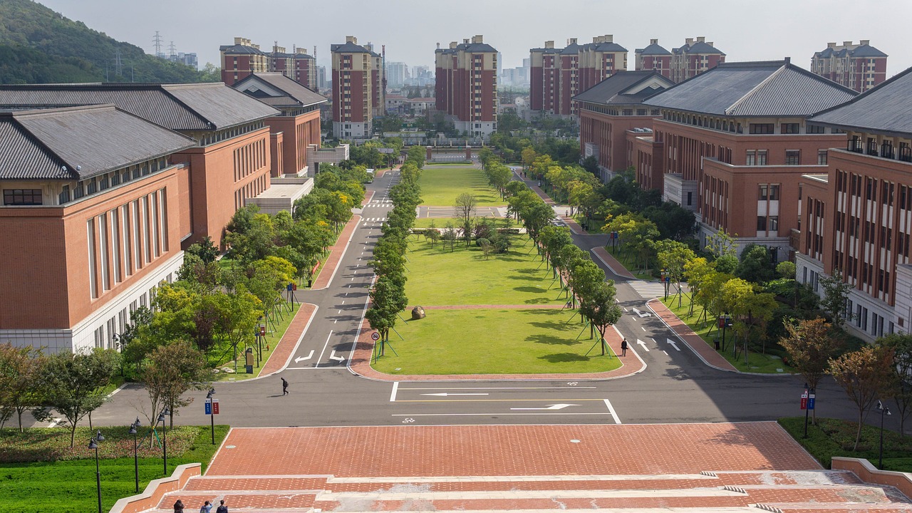浙江大学，历史底蕴与现代风采的交融展现